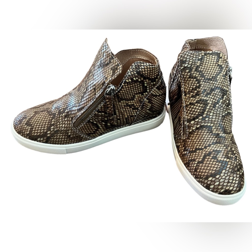 NIB Bernie Mev. Wharton Snake Skin Bootie, Size 39 (8.5)
